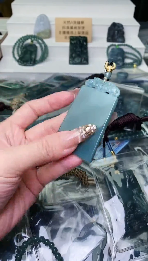 颈饰未镶嵌翡翠