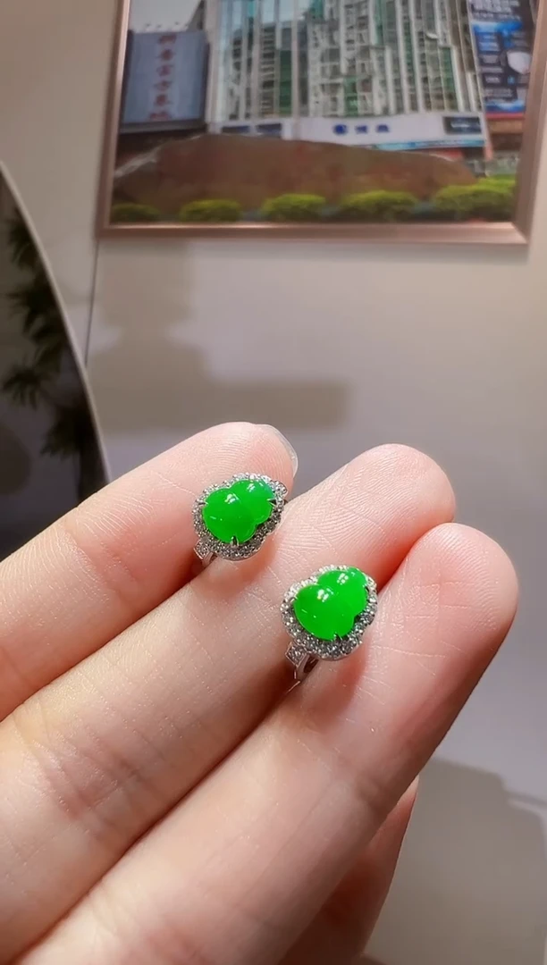 18K金镶嵌翡翠耳饰葫芦