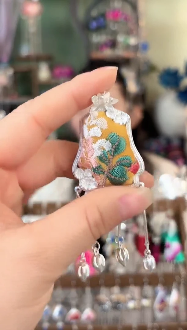 彩云南阁非遗老绣苗银饰品504