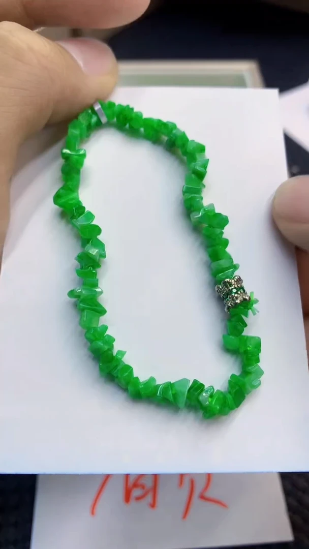 翡翠未镶嵌颈饰             1