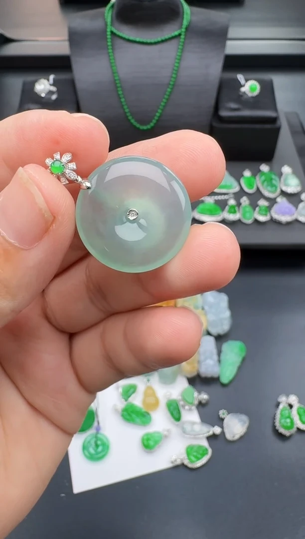 翡翠18K金镶嵌吊坠(不含链)多人