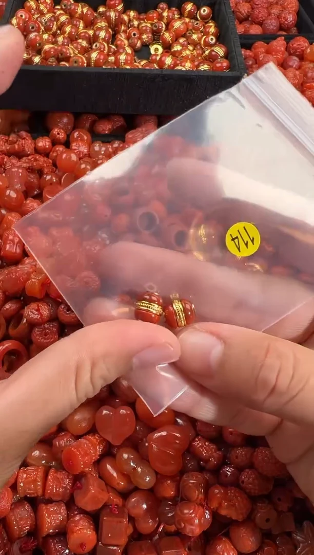 南红玛瑙未镶嵌颈饰1