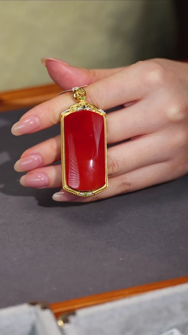 吊坠(不含链)18K金镶嵌南红玛瑙原矿D18