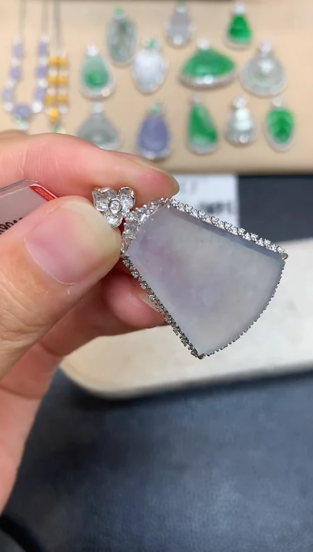 颈饰18K金镶嵌翡翠无事牌【无服务费