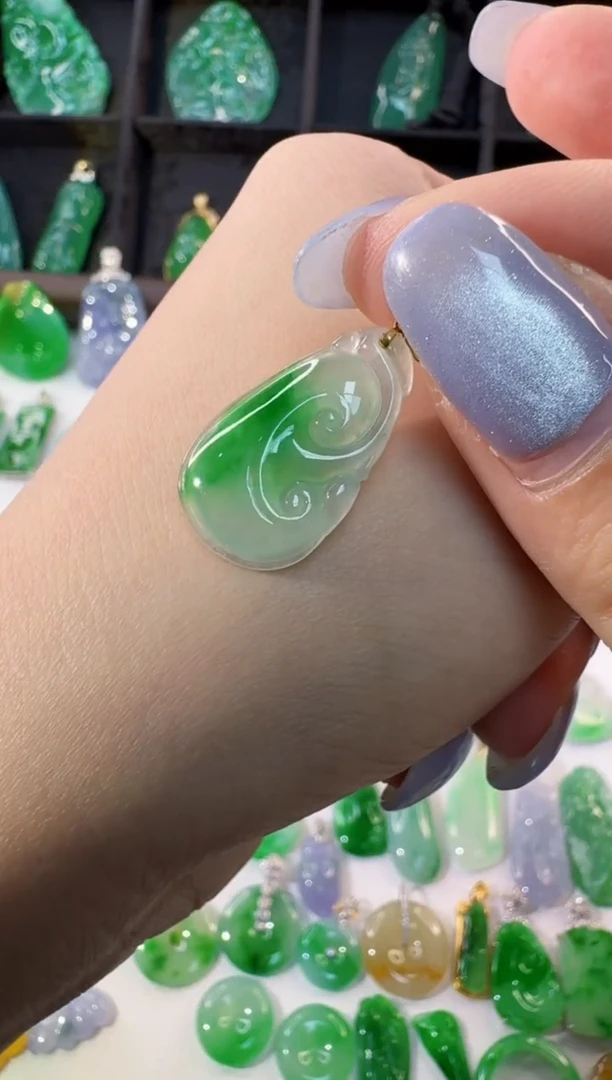 颈饰18K金镶嵌翡翠缅甸A货翡翠