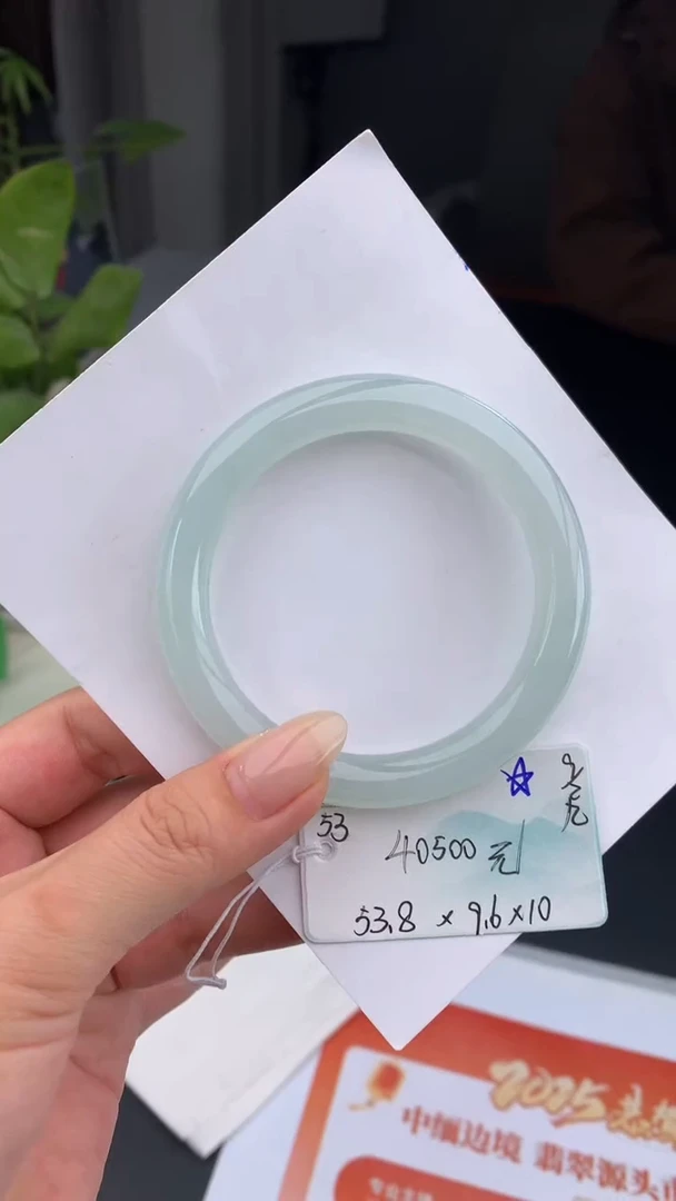 【闪购商品】翡翠手镯未镶嵌 #情人节#送礼，下单联系客服核对地址~