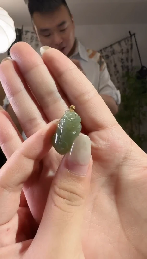 和田玉18K金镶嵌颈饰貔貅