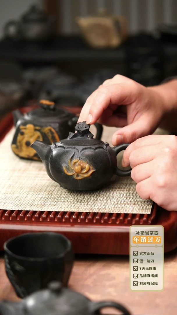 中式归玉堂冰碛岩重工雕刻俏色莲花壶