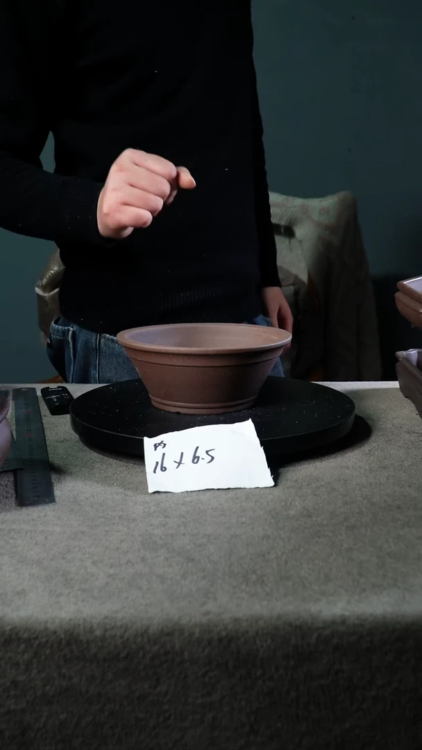 A宜兴紫砂小花盆