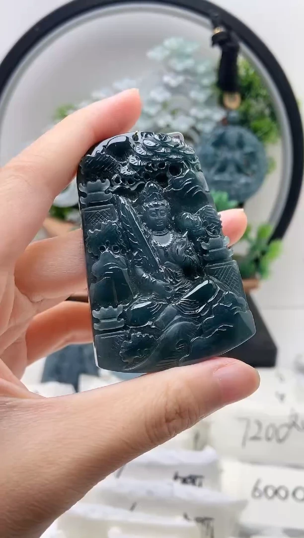 翡翠未镶嵌颈饰虚空藏