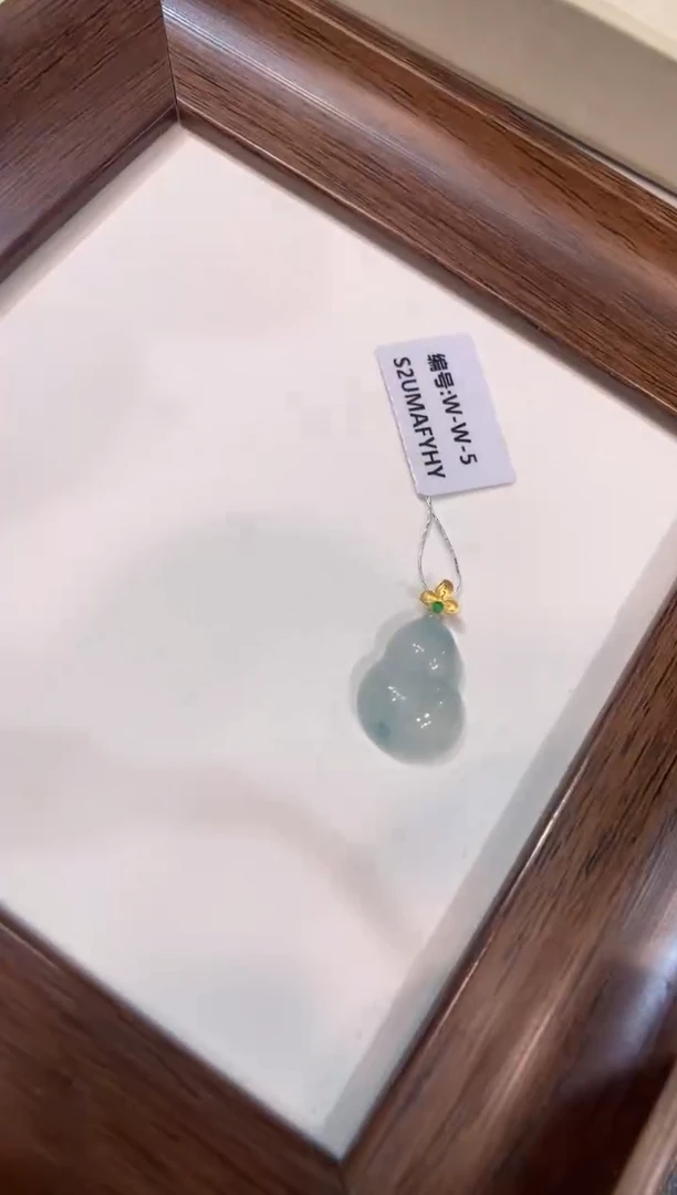 颈饰18K金镶嵌翡翠葫芦