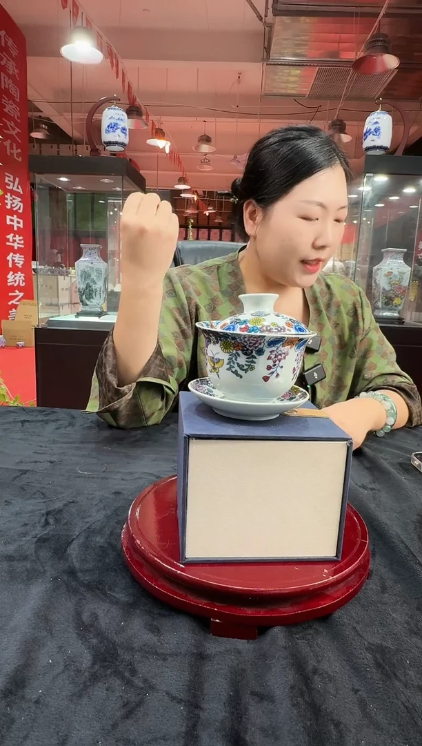 摆件景德镇稀土瓷盖碗