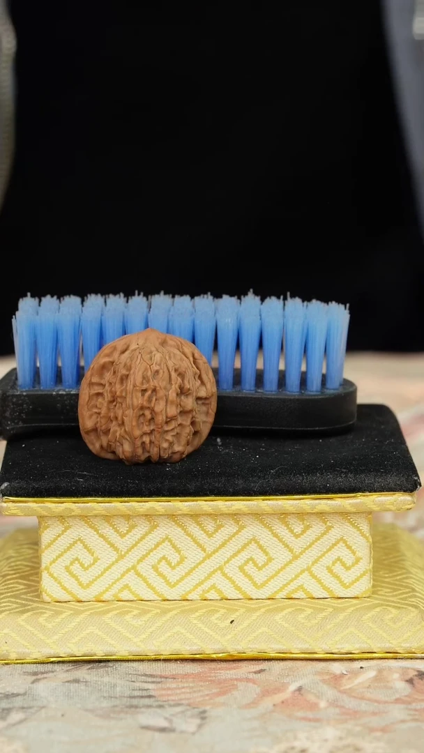 【闪购商品】文玩核桃把件一只核桃送一把刷子