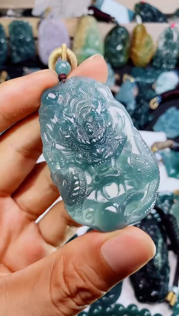 翡翠未镶嵌颈饰