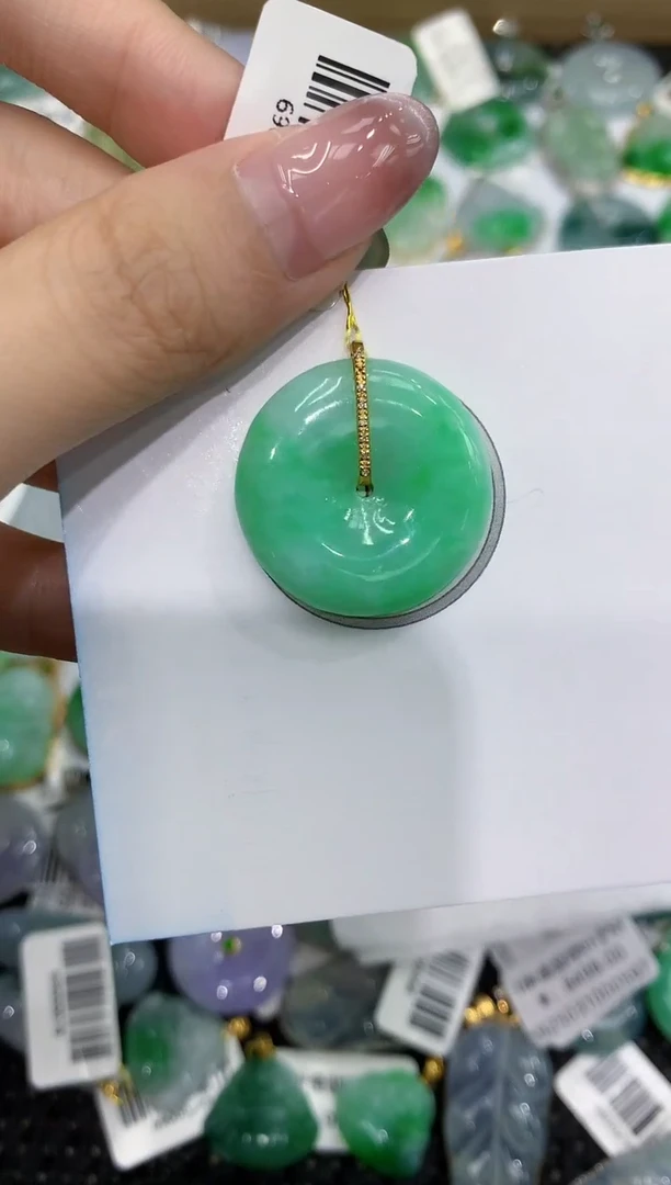 翡翠18K金镶嵌颈饰111111111111