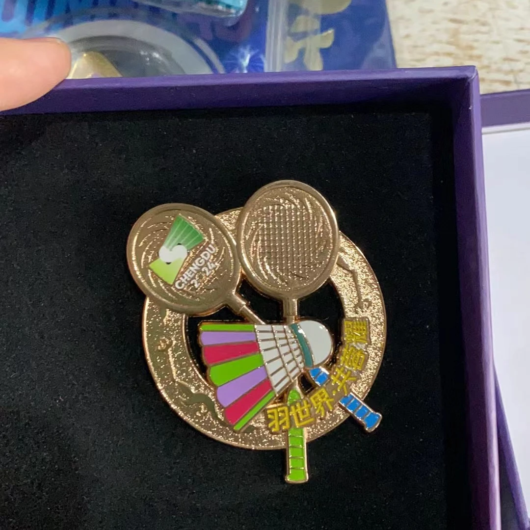 成都汤尤杯双球拍口号徽章