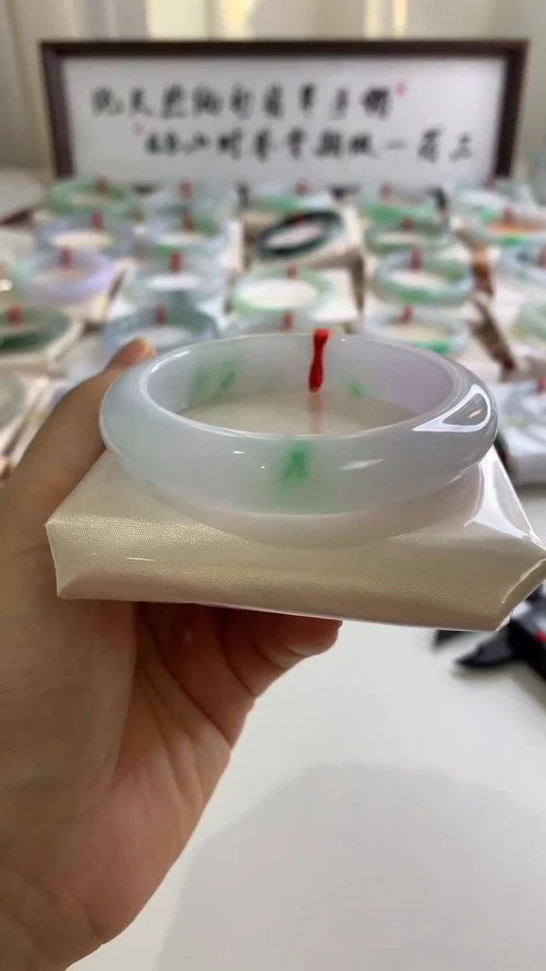 未镶嵌手镯翡翠56飘绿花