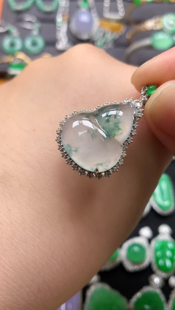 颈饰18K金镶嵌翡翠吊坠