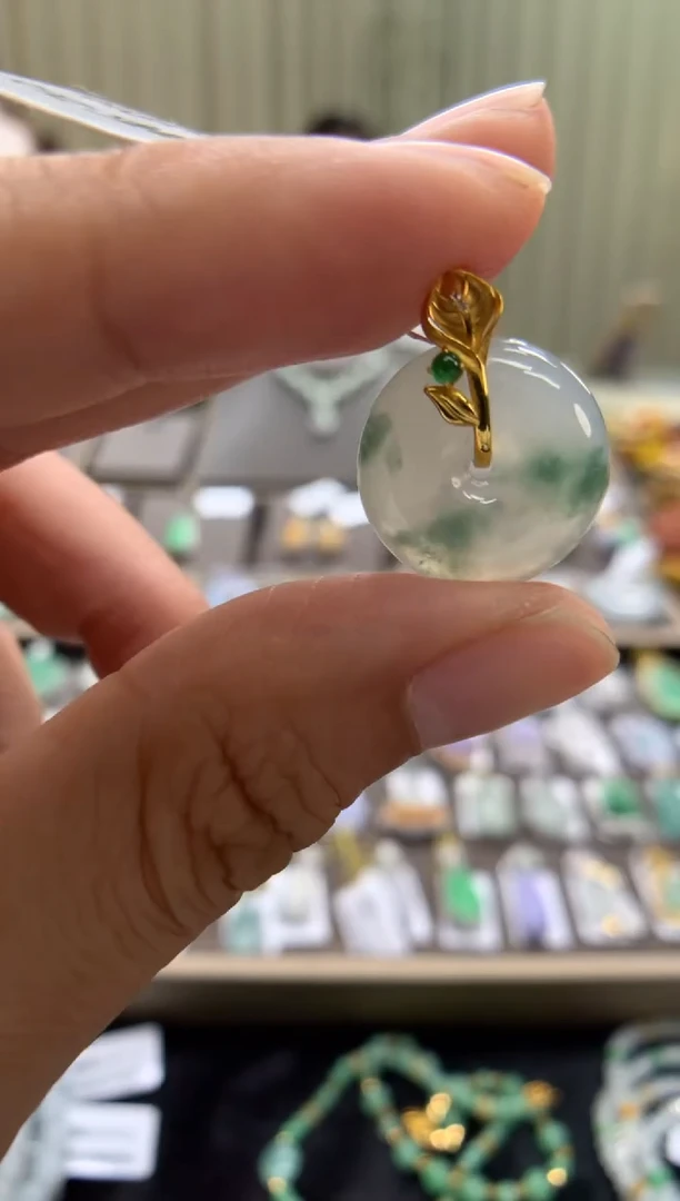 翡翠18K金镶嵌颈饰平安扣