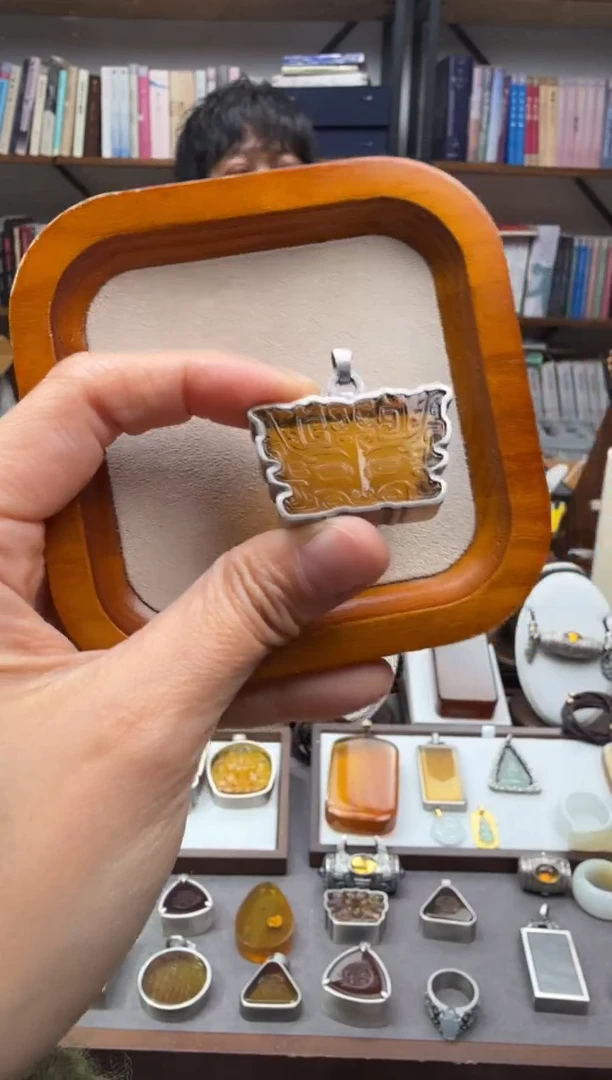 琥珀颈饰未镶嵌兽面
