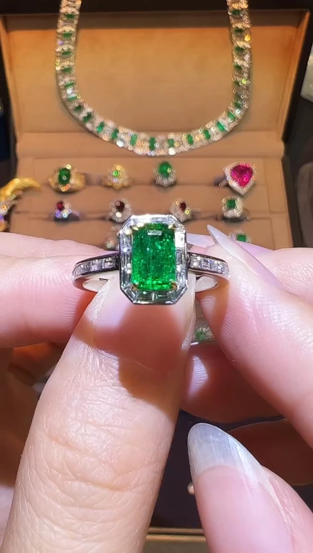 18K金镶嵌戒指祖母绿0.79ct