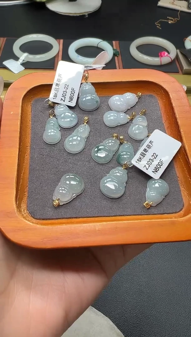 颈饰18K金镶嵌翡翠葫芦吊坠 多样性发一 KYLL1101-12