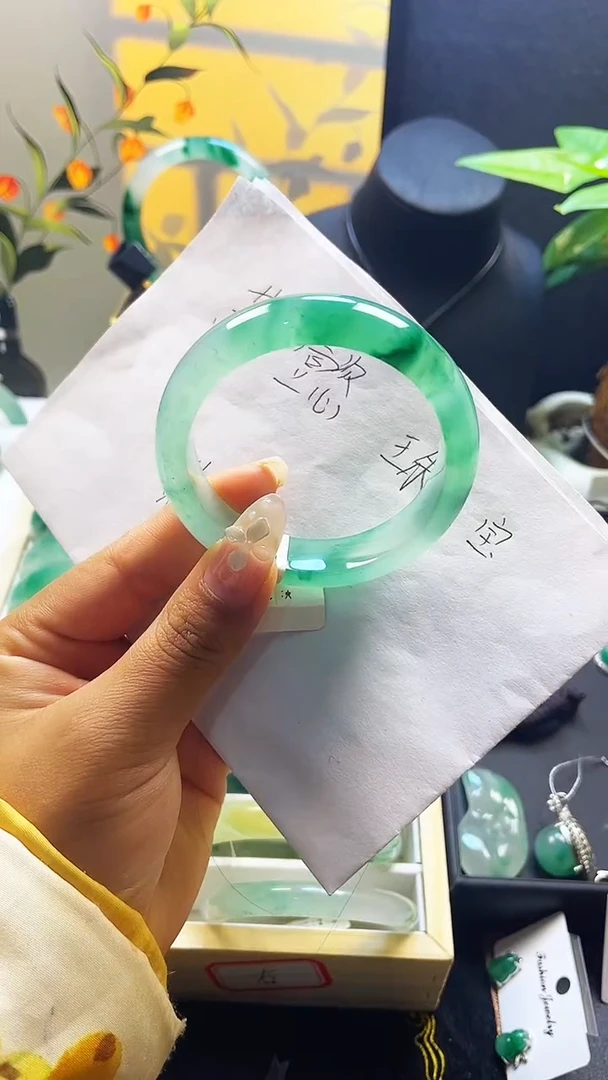 未镶嵌1石英质玉（非洲翠）手镯53.9