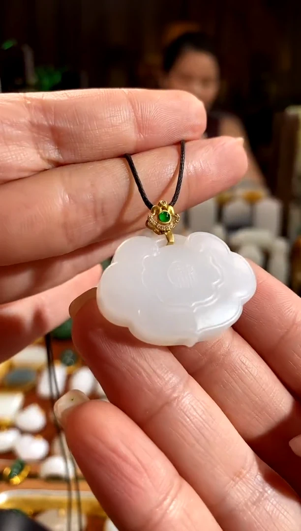 和田玉18K金镶嵌吊坠(赠链).