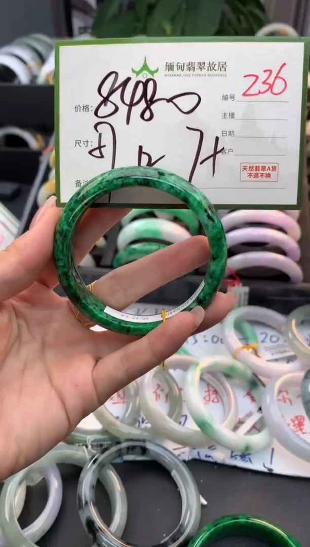 未镶嵌定制翡翠毛货需精细抛光+多人
