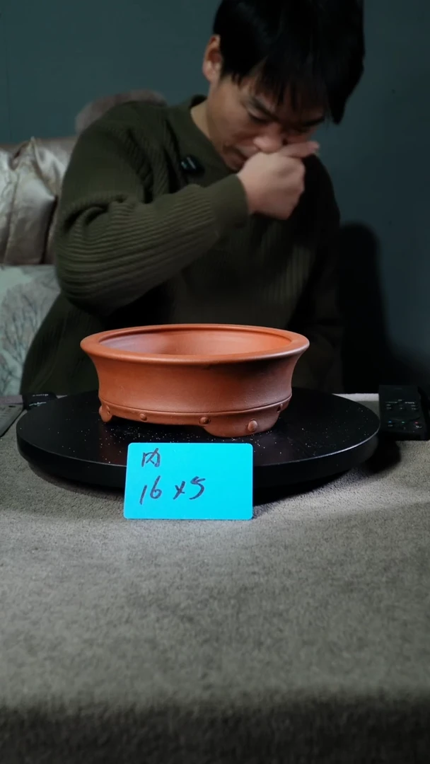 A宜兴紫砂小花盆