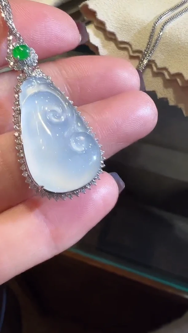 颈饰18K金镶嵌翡翠翡翠吊坠