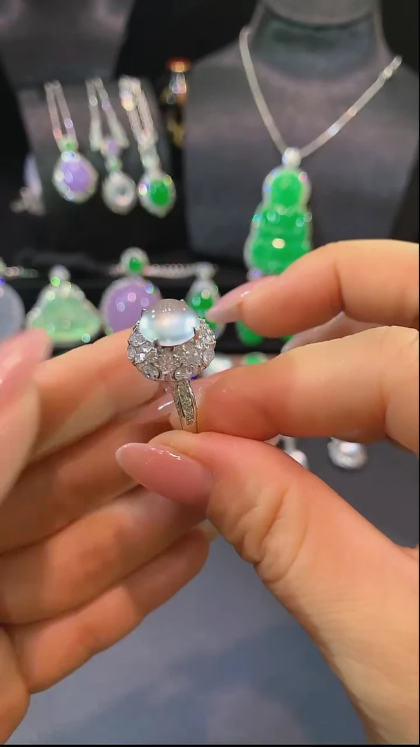 18K金镶嵌戒指翡翠戒指