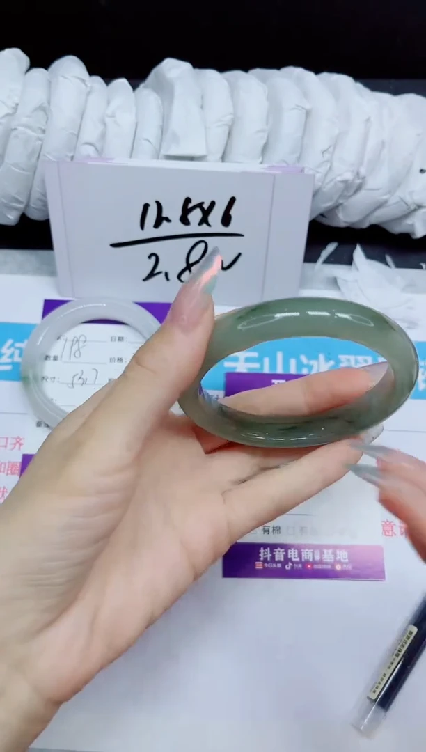 石英质玉手镯未镶嵌199.