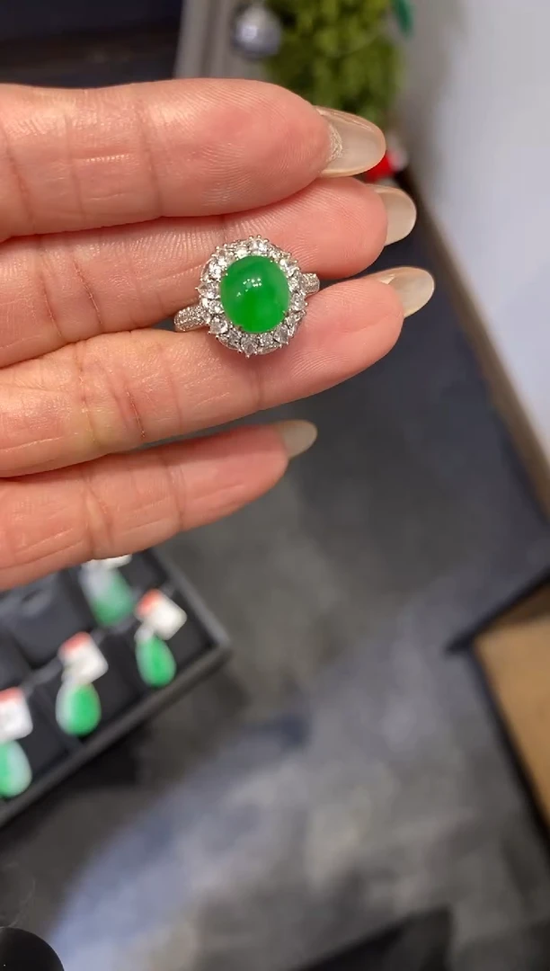 18K金镶嵌戒指翡翠戒指