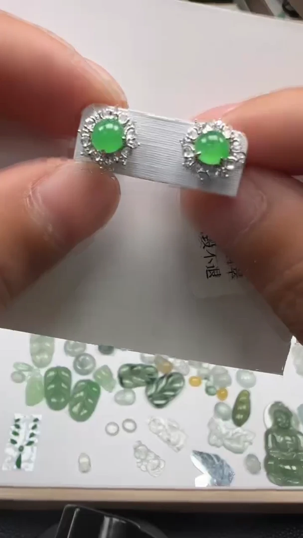 【闪购商品】翡翠颈饰18K金镶嵌一对耳钉
