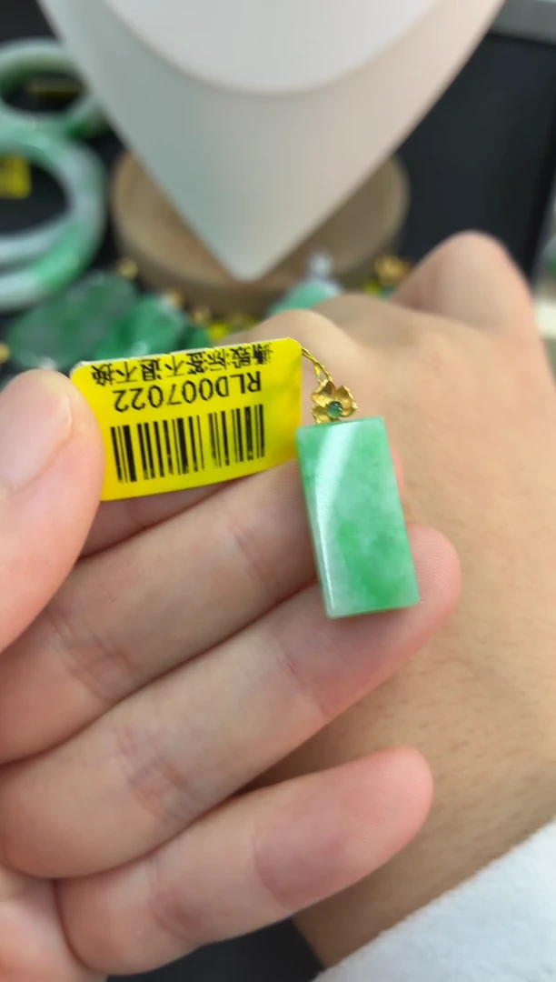 吊坠(不含链)18K金镶嵌翡翠挂件