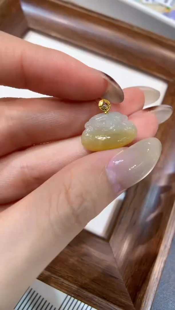 颈饰18K金镶嵌翡翠财神