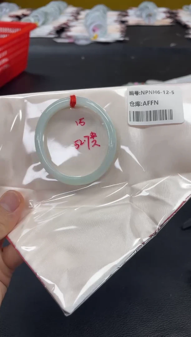 翡翠手镯未镶嵌翡翠手镯