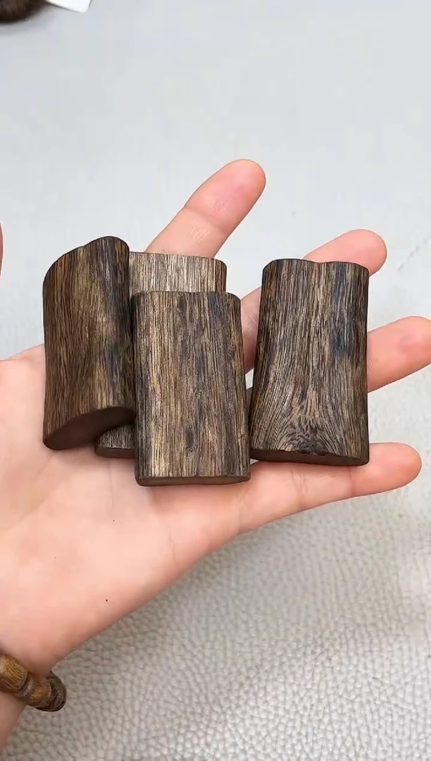 沉香吊坠吳****》棋楠随型牌子吊坠多样性发其一