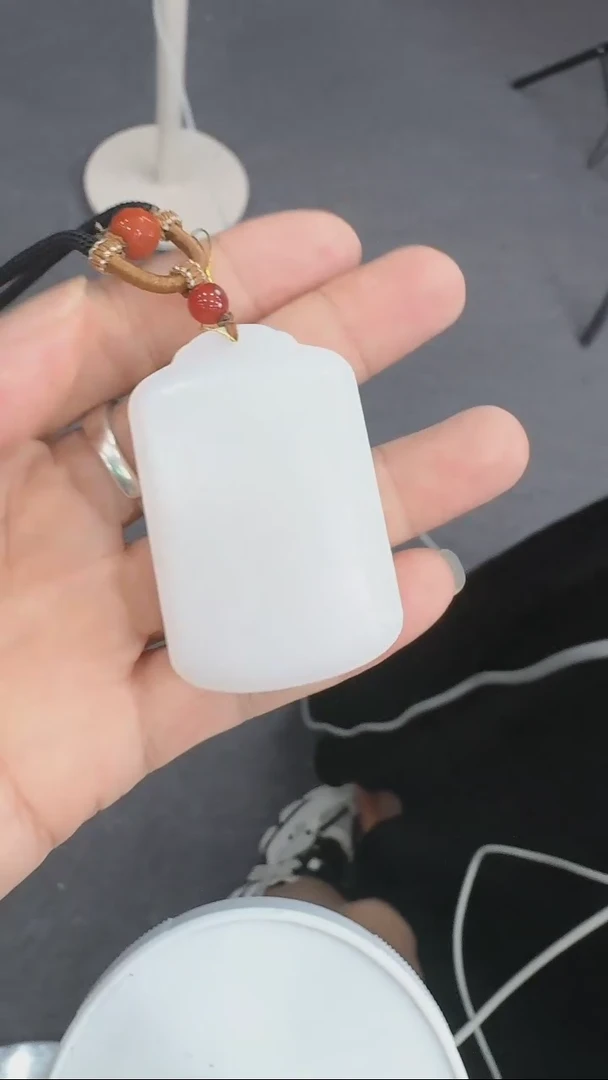 和田玉未镶嵌颈饰无事牌配绳