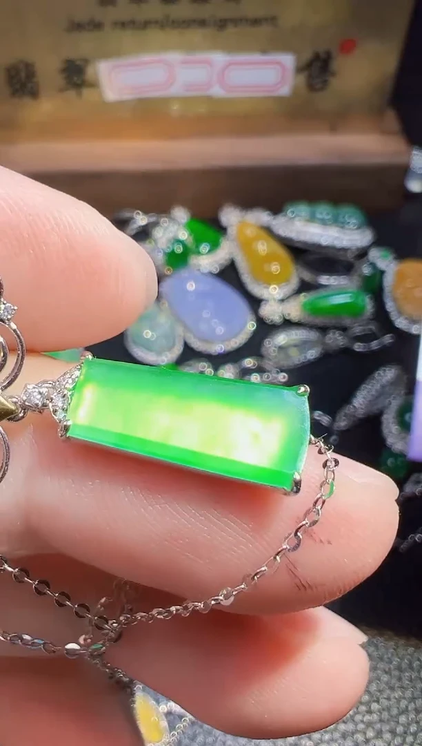 翡翠18K金镶嵌颈饰翡翠