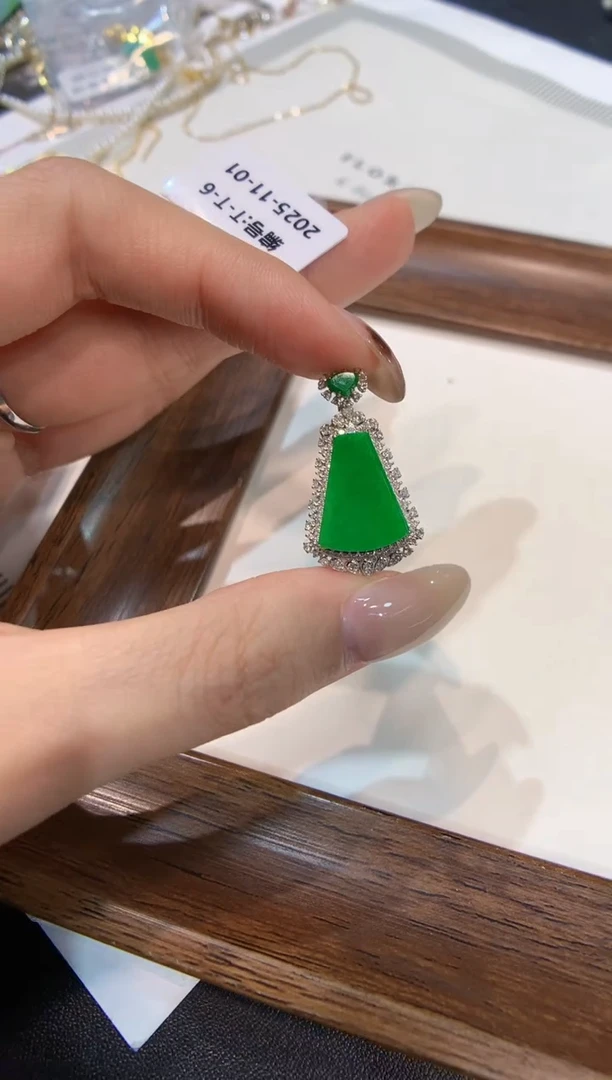 颈饰18K金镶嵌翡翠无事牌