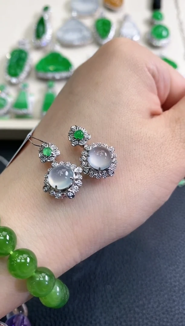 翡翠18K金镶嵌吊坠(不含链)春日珠宝 C18多样性一件发