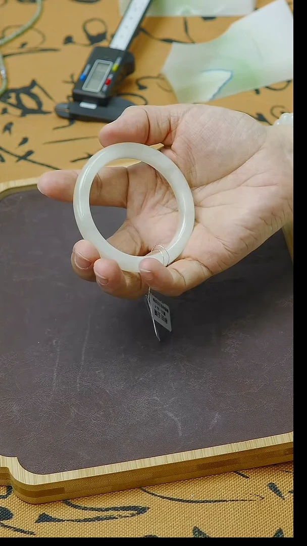 未镶嵌手镯和田玉55圈口 白玉手镯