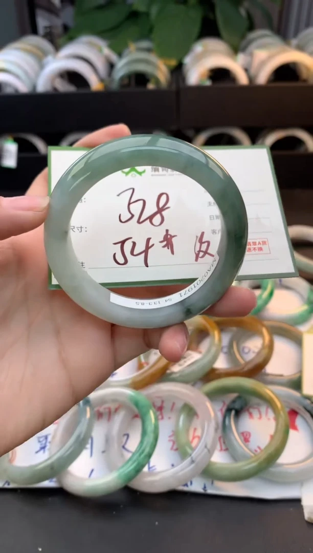未镶嵌定制翡翠毛货需精细抛光+多人