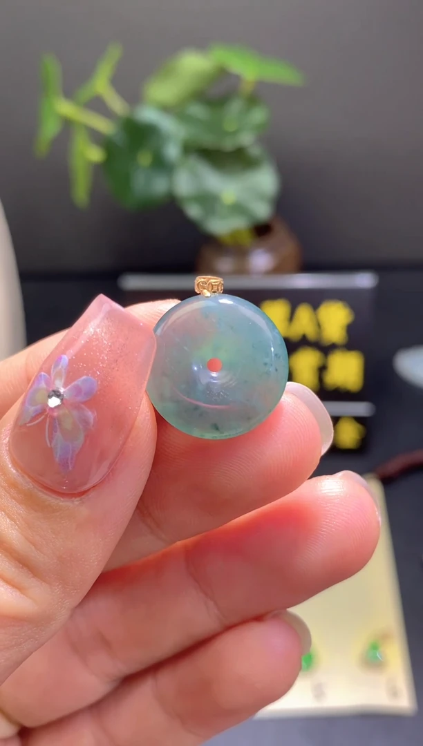 翡翠18K金镶嵌颈饰翡翠吊坠