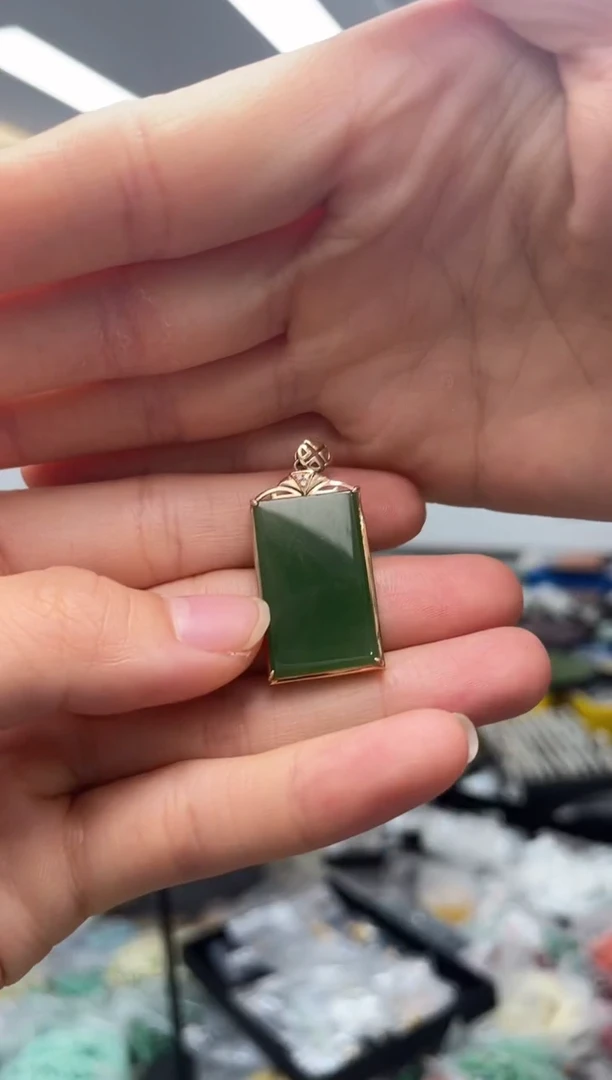 颈饰18K金镶嵌和田玉（多样性发一件）