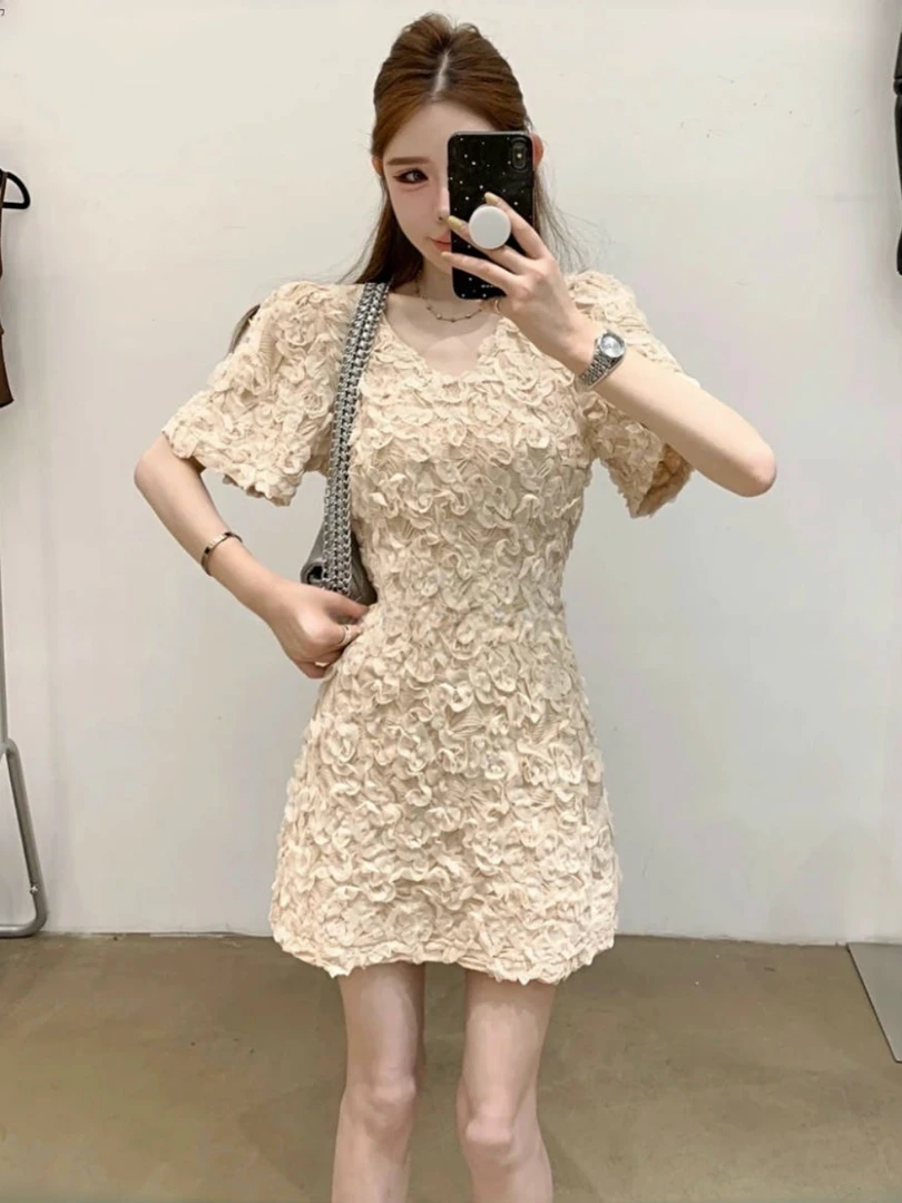 小香风立体花朵短袖V领连衣裙女2025夏季新款时尚修身显瘦包臀裙