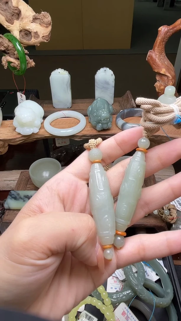 和田玉未镶嵌吊坠(不含链)且末青白 九眼 多样性发一