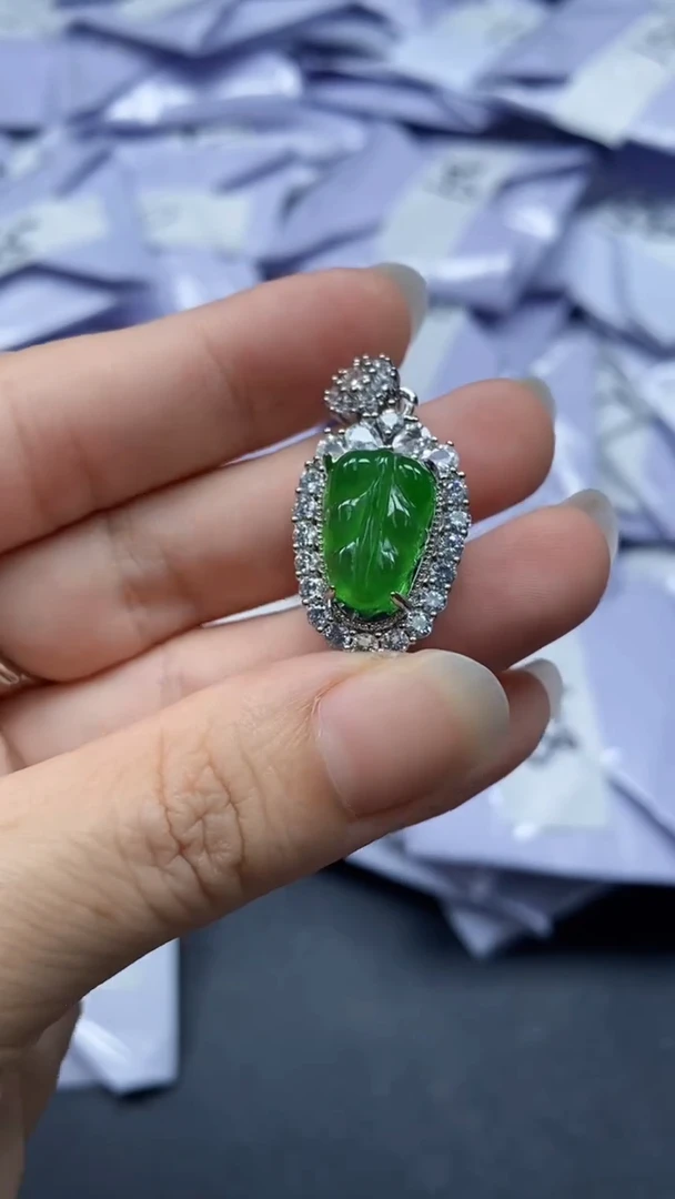 翡翠未镶嵌吊坠(赠链)168